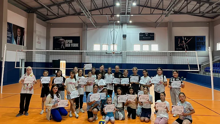 Pazaryeri'nde Yaz Spor Okulları Voleybol Kursu Tamamlandı