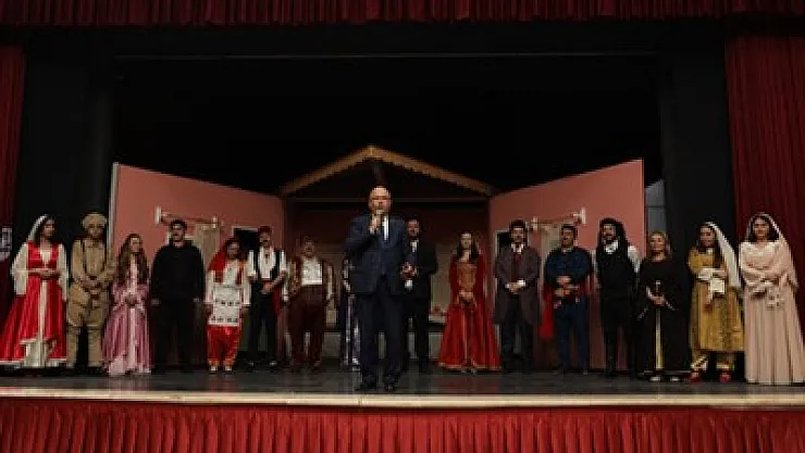 Perdeler tiyatro gününe özel açıldı