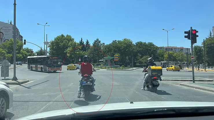 Plakasını Bez İle Gizleyen Motosiklet Sürücüsü Kırmızı Işıkta Geçti