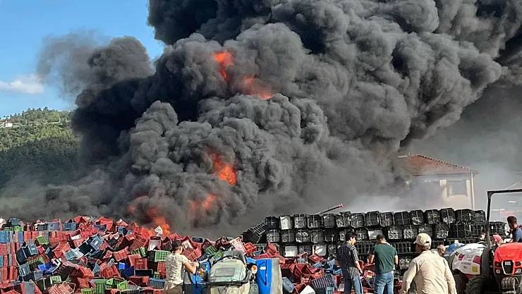 Plastik Kasalar Tutuştu, Gökyüzünü Siyah Duman Kapladı