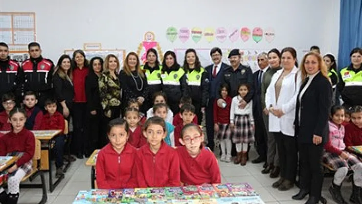 Polis eşleri kitap bağışladı – Kocatepe Gazetesi