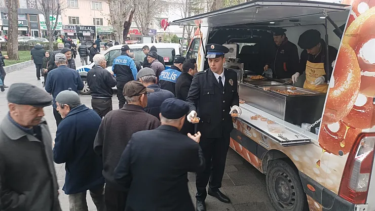 Polis Günü Dolayısıyla Yüzlerce Lokma Dağıtıldı