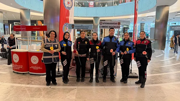 Polis Kadına Şiddetle Mücadeleyi Açtıkları Stant İle Anlattı