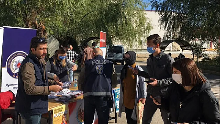 Polis öğrencileri terör ve siber suçlara karşı uyarıyor