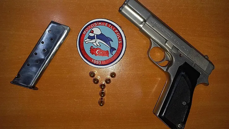Polise direnen şüphelilerin üzerinden ruhsatsız tabanca çıktı