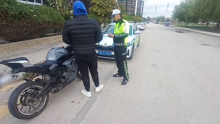 Polisten Kaçamadı: Plakasını Kapatan Motosikletliye Ağır Ceza