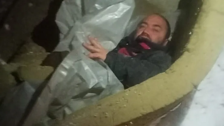 Polisten sokakta yatan kişiye yardım eli