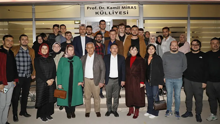 Protokol üyeleri öğrencilerle iftarda buluştu