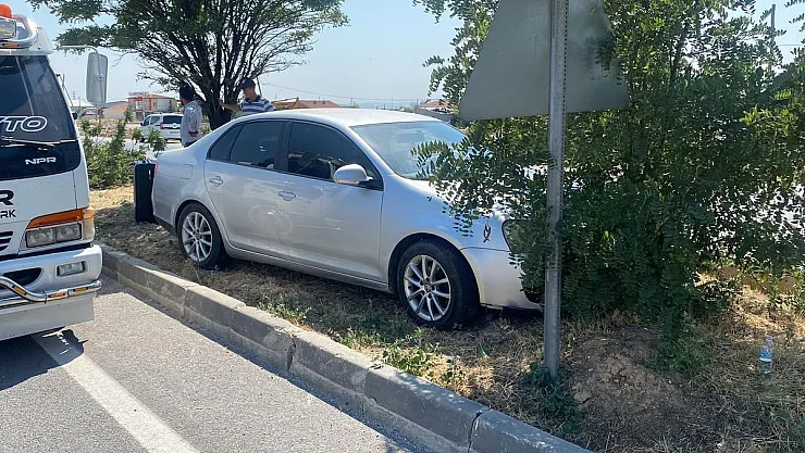 Refüje girip ağaçları yıkan otomobilde anne ve oğlu yaralandı
