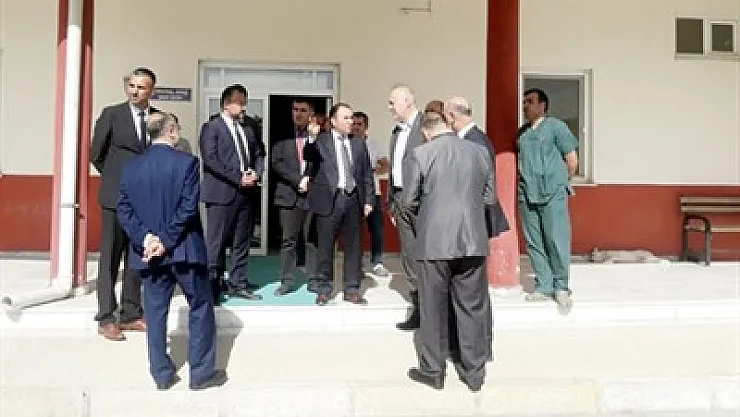 Rektör Karakaş hayvan hastanesini inceledi Afyon Kocatepe Üniversitesi (AKÜ) Rektörü Prof. Dr. Mehmet Karakaş, AKÜ Hayvan Hastanesi'inde incelemelerde bulundu