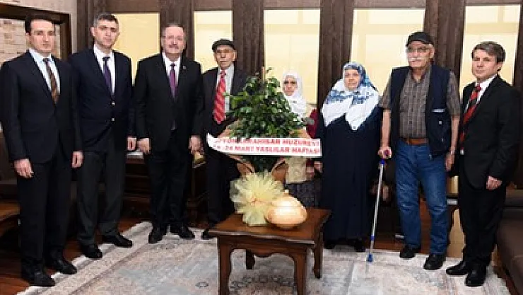 Rektör Solak, Huzurevi sakinlerini kabul etti