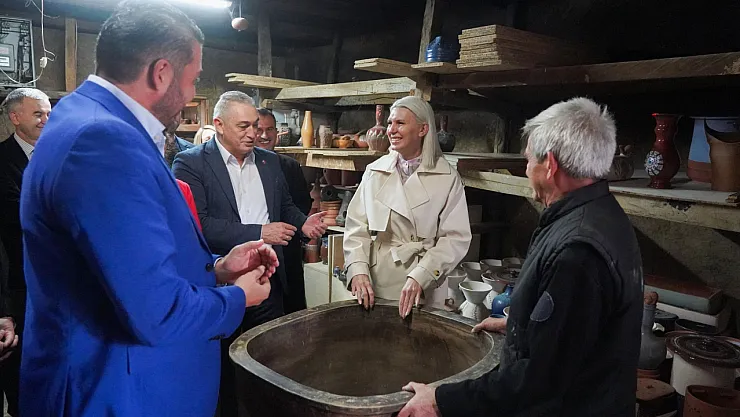 Rodop Belediye Başkanı Pavel Mihaylov, Hayatında İlk Defa Çömlek Tezgahına Geçerek Bardak Yaptı