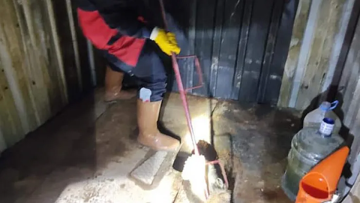 Rögarda  sıkışan  yavru köpek kurtarıldı