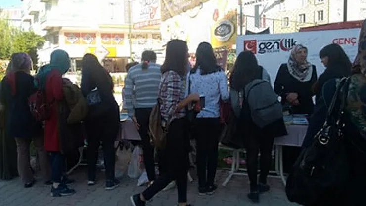 Saadet gençliğinden ücretsiz kitap dağıtımı