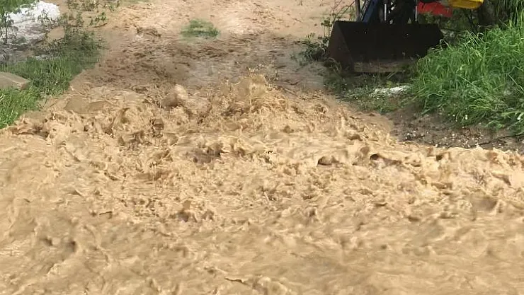 Sağanak yağış ve dolu sonrası su basan ev ve ahırlarda hayvanlar mahsur kaldı