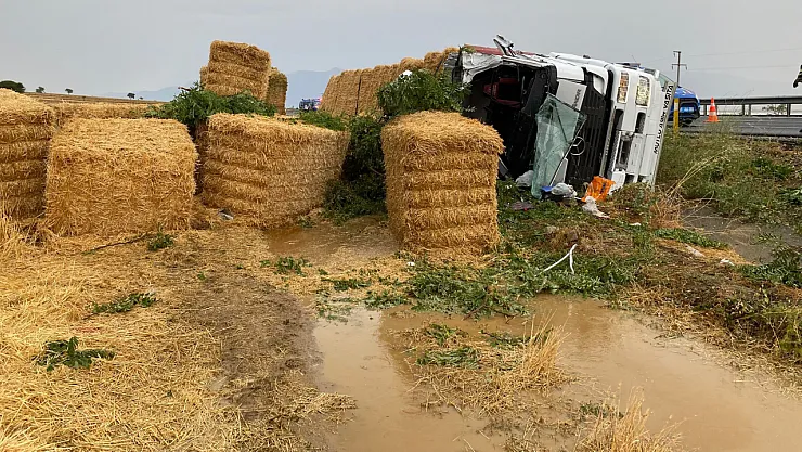 Saman Yüklü Tır Devrildi Sürücü Öldü, Eşi Ve Çocukları Yaralandı