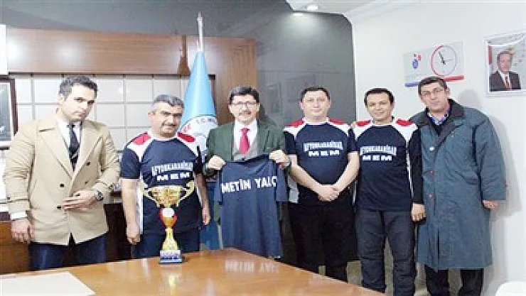 Şampiyonlar kupayı Yalçın'a teslim etti