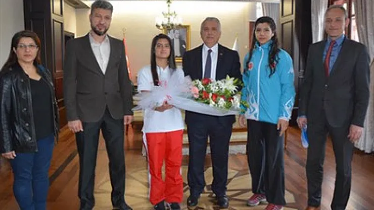 Şampiyonlardan Yıldırım'a ziyaret etti – Kocatepe Gazetesi