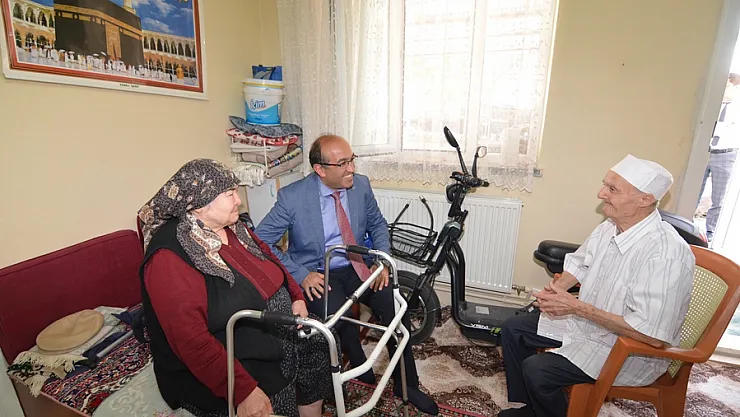Sandıklı'da evde berber kuaför hizmeti sürüyor