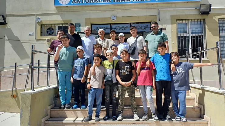 Sanimder, Söz Verdiği Öğrencileri Umre'ye Gönderdi