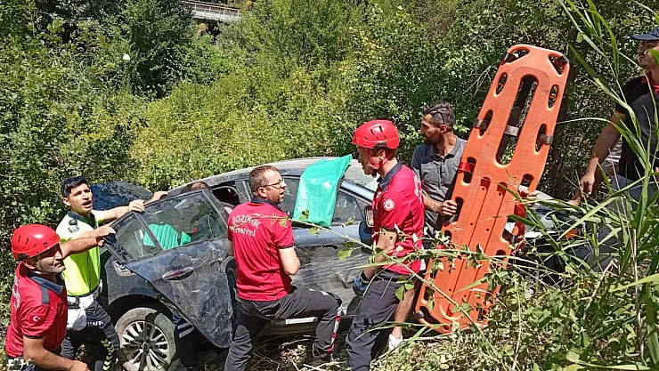 Şarampole Devrilen Otomobildeki 3 Kişi Yaralandı