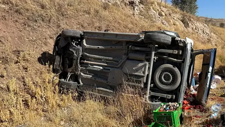 Şarampole Devrilen Otomobilden Sağ Çıktılar!