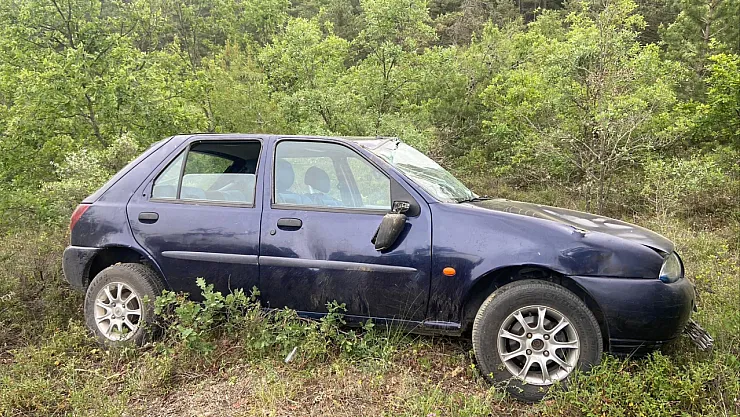 Şarampole Uçan Arabadaki 4 Kişi Yaralandı