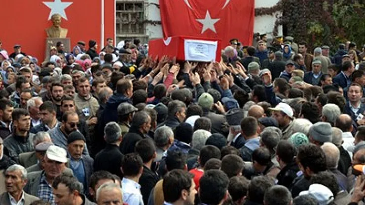Şehit arkadaşının yanında toprağa verildi