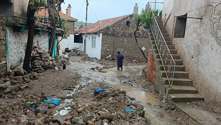 Sel Sularına Parke Taşları Da Dayanamadı