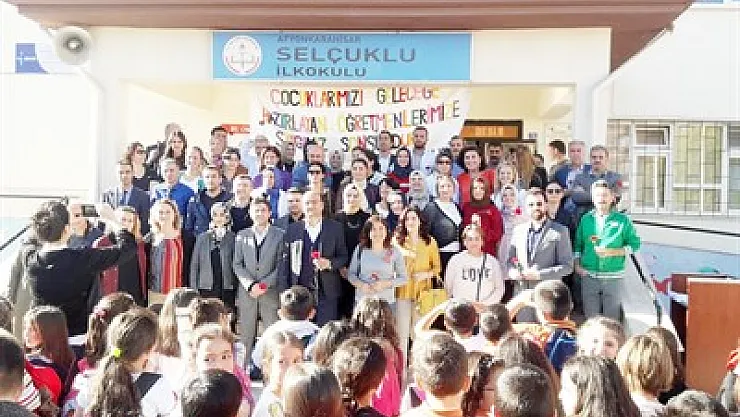 Selçuklu İlkokulu'nda öğretmenlere afişli sürpriz