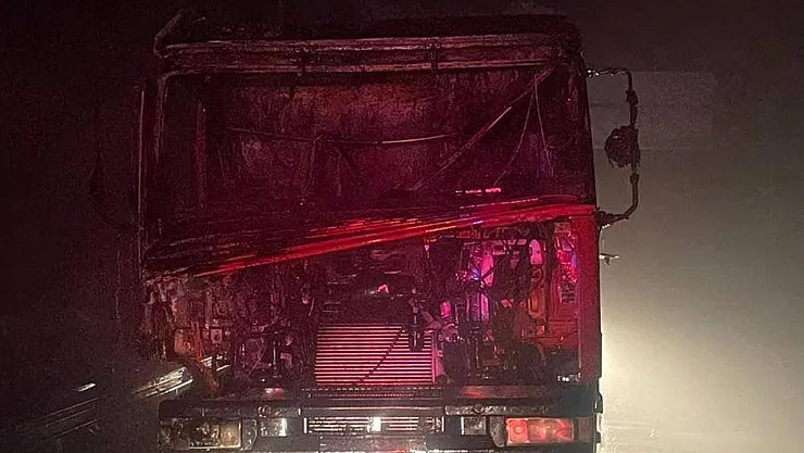 Seyir Halinde Bir Anda Alev Alan Tır Kül Oldu