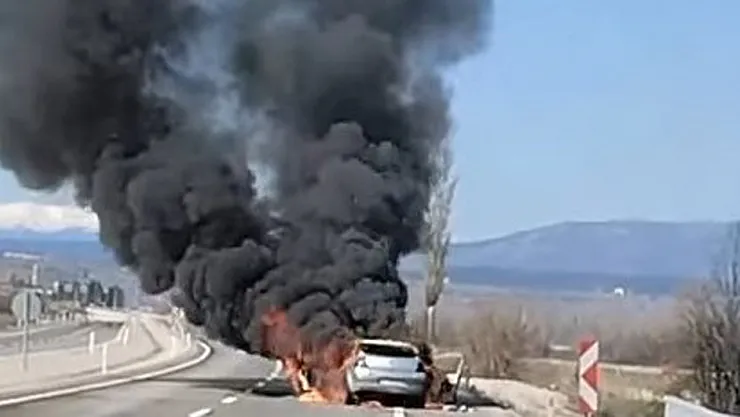 Seyir Halindeki Otomobil Alev Alev Yandı