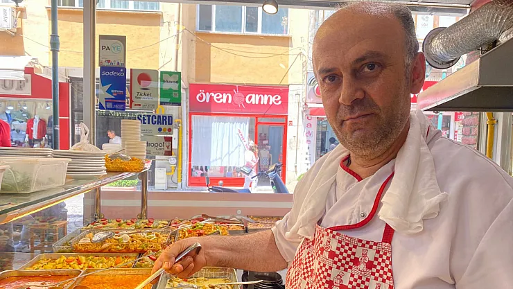 Sıcaktan Bunalan Aşçı Çareyi Havluda Buldu