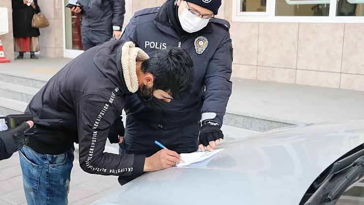 Sigara içerken yakalanan gence tutanak tutuldu