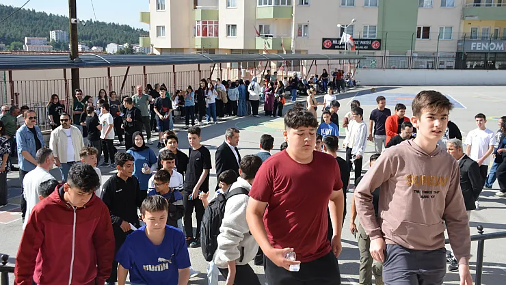 Sınav Yerini Karıştıran Ortaokul Öğrencisini Motosikletiyle Sınava Yetiştirdi