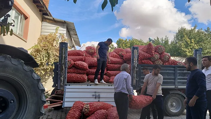 Sivrihisarlı Çiftçiler Öşürünü Müftülüğe Teslim Etti