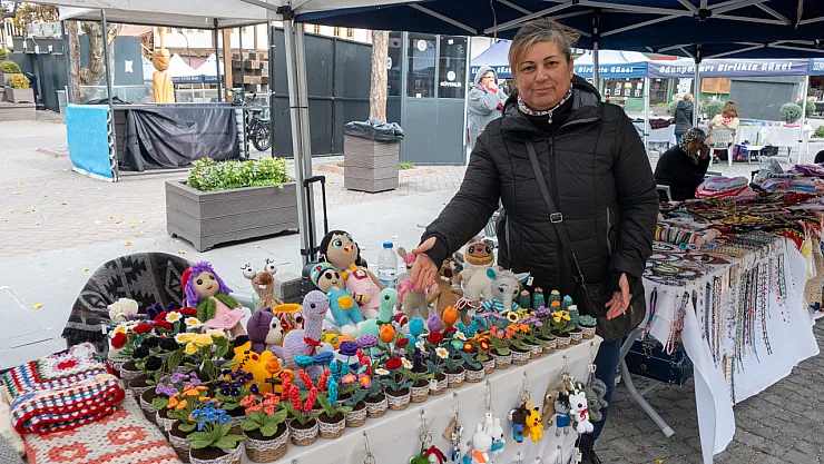 Soğuk Havayı El Emeği Çiçekleriyle Isıtıyor