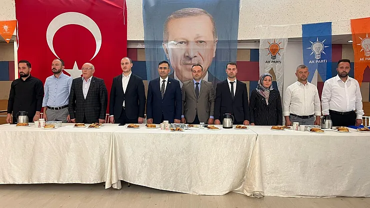 Şuhut'ta AK Parti Toplantısı: Muhtarlar ve Teşkilat Mensupları Görüşlerini Paylaştı