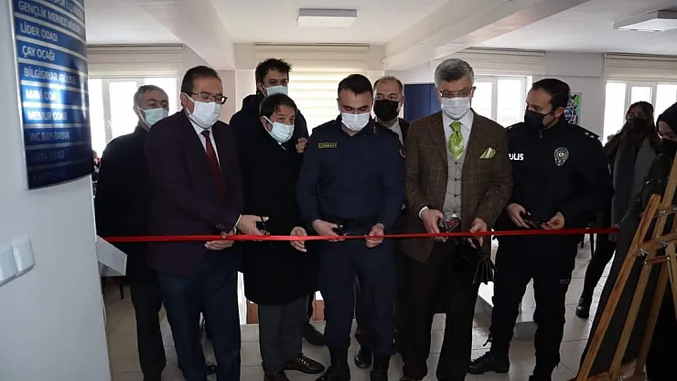Şuhut’ta karakalem resim sergisi açıldı