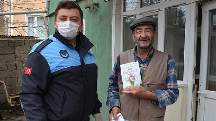 Şuhut'ta Vefa Hattını arayanlara kitap hediye ediliyor