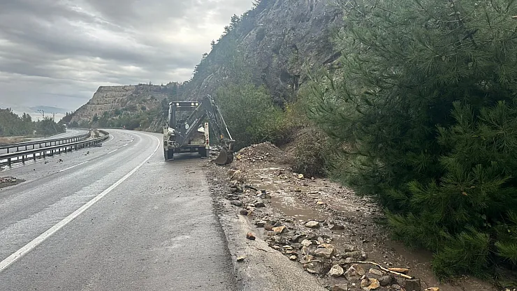 Sürücülerin zor anlar yaşadığı yol, ekiplerce temizlenerek trafiğe açıldı