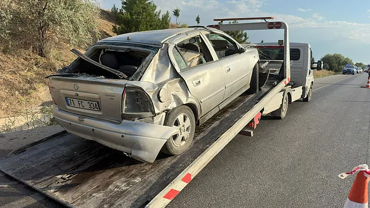 Takla Atıp Refüje Devrilen Otomobilde 2 Kişi Yaralandı