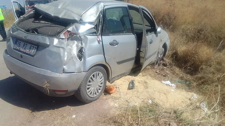 Tarım Arazisine Devrilen Otomobilde 4 Kişi Yaralandı