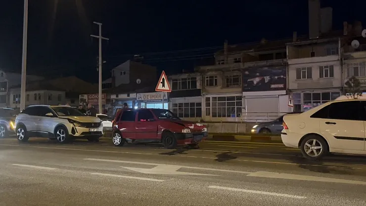 Tavşanlı'da 4 Aracın Karıştığı Zincirleme Kaza Kamerada