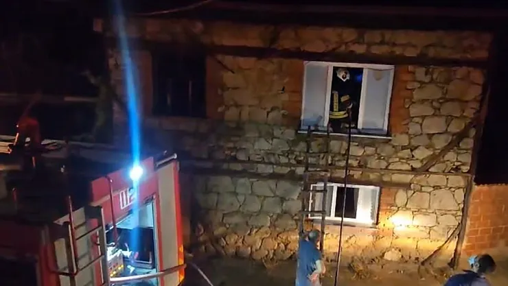 Tavşanlı'da Çıkan Yangında 4 Ev Kullanılamaz Hale Geldi