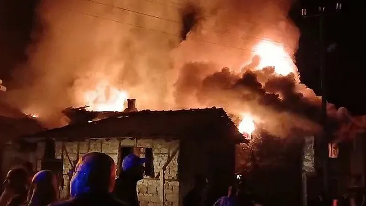 Tavşanlı Şapçı Köyünde Yangında 2 Ev Ve 2 Samanlık Yandı