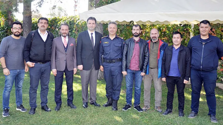 Tek yürek Mehmetçiğimizin yanındayız