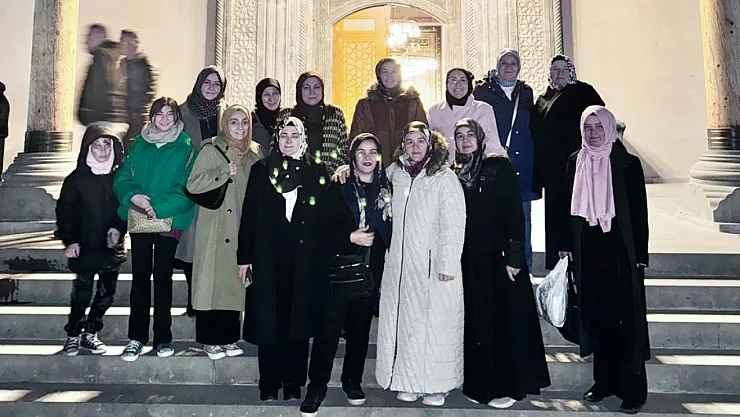 Teravihten Çıkan Çocuklara Ayakkabı Sürprizi