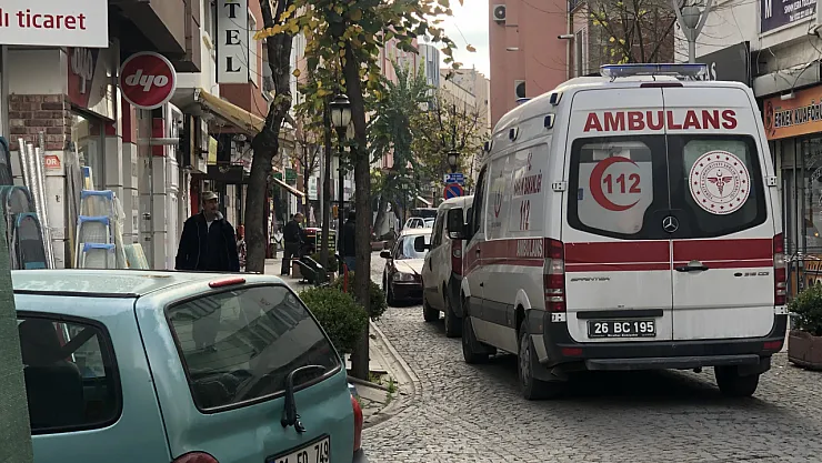 Ters Yönden Gelen Plakasız Otomobil Ambulansın İlerlemesini Engelledi