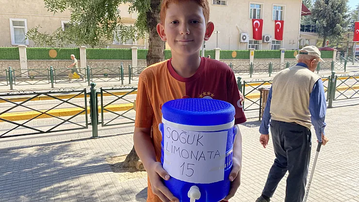 Ticareti Merak Eden 11 Yaşındaki Çocuk Haftanın Bir Günü Limonata Satıyor